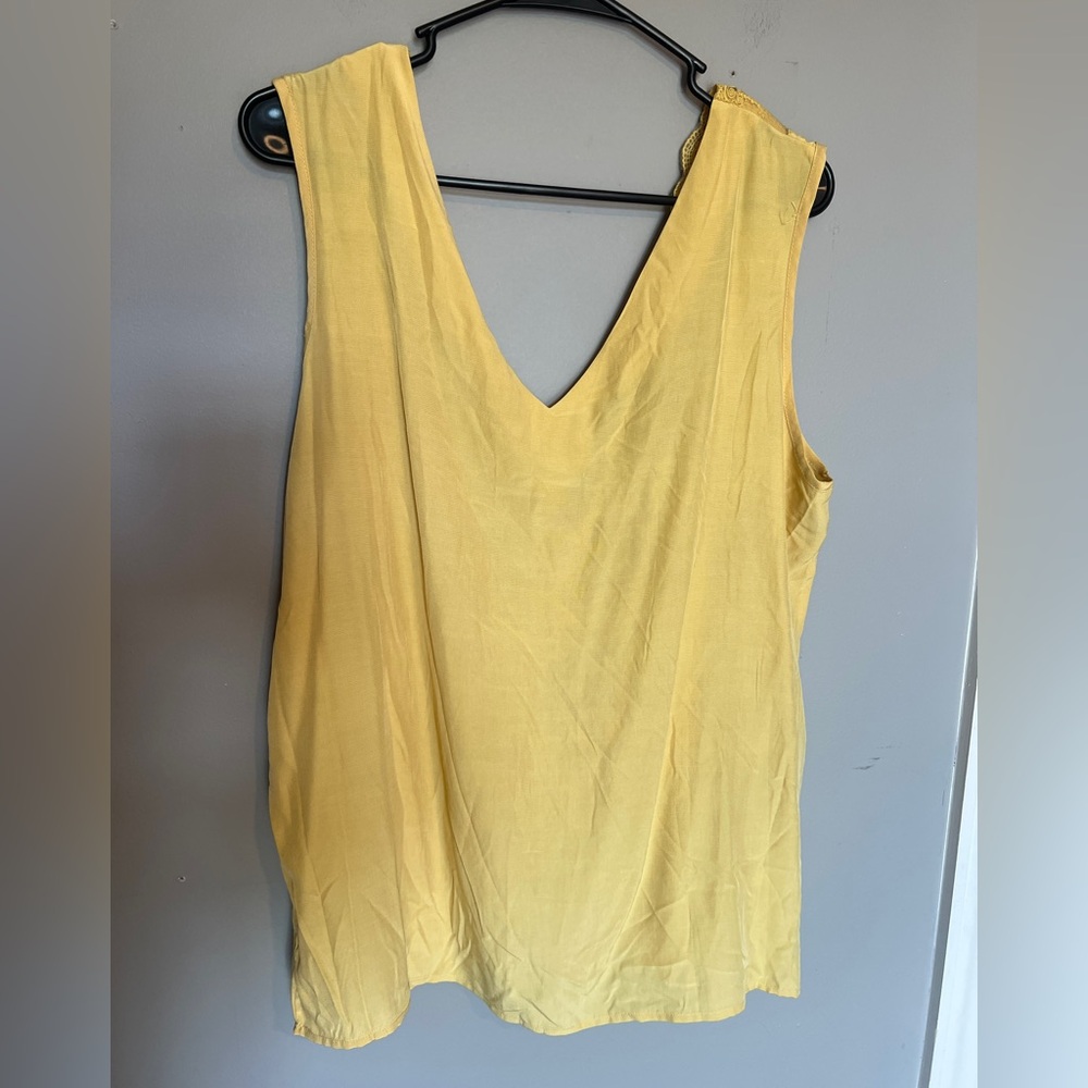 Yellow Lace Trim V-Neck Women's Top Size Large - Picture 2 of 7